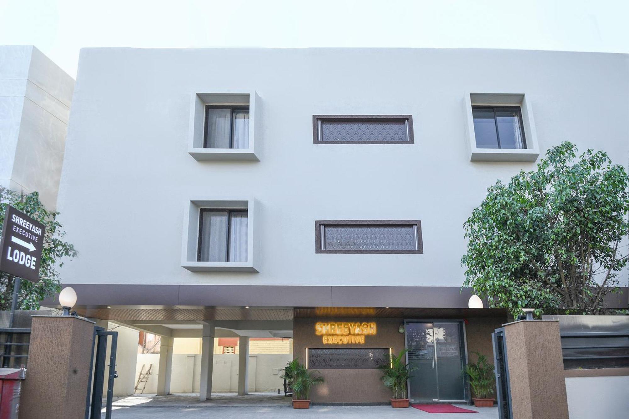 Mangvadi Oyo Flagship Hotel Shreeyash Executive מראה חיצוני תמונה